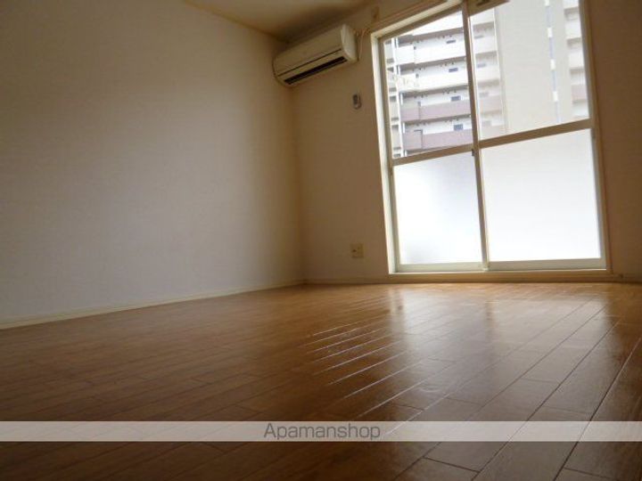 滋賀県草津市野路東5丁目の賃貸アパートの居間