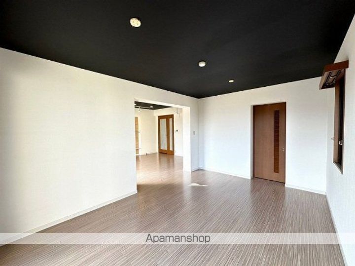 パロマヴィラ寺塚203号室の居間