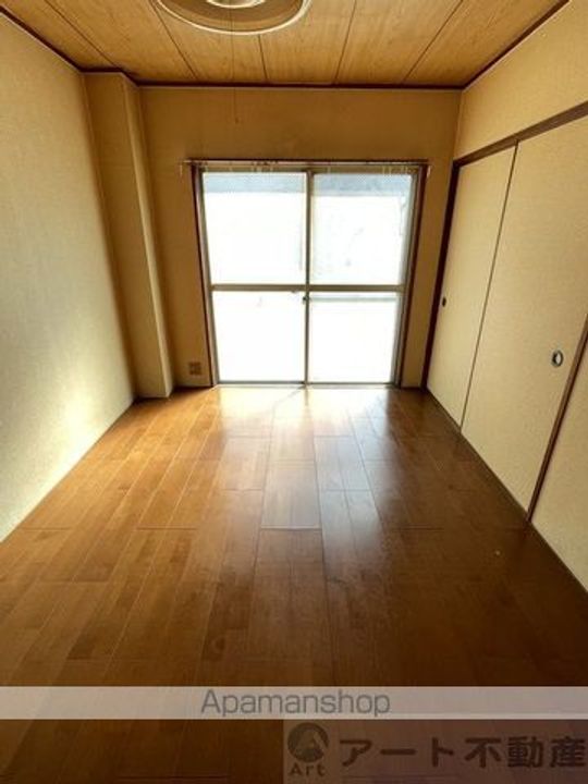 愛媛県松山市土居田町の賃貸マンションの居間