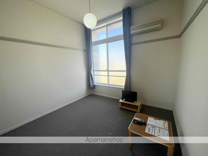 レオパレスフォレストハウス21101の居間