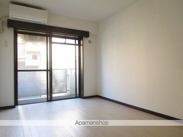 東京都杉並区堀ノ内2丁目の賃貸マンションの居間