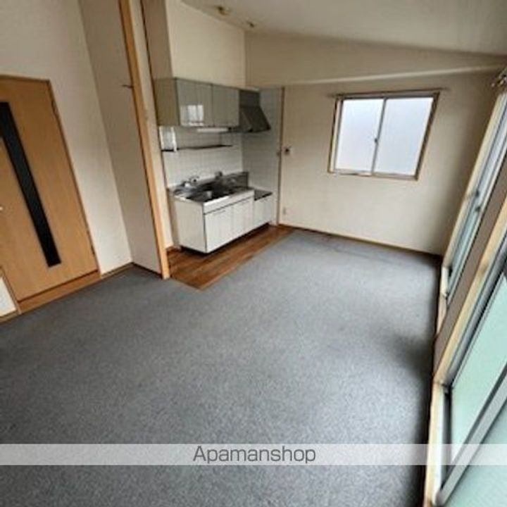 滋賀県大津市松山町の賃貸マンションの居間