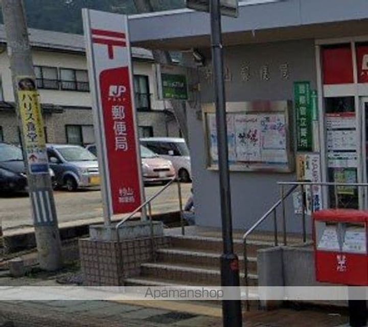 メゾン・ド・リュエルの周辺