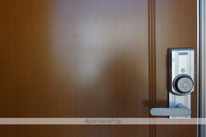 メイプルヒル I棟の玄関