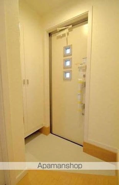 東京都福生市大字熊川の賃貸アパートの玄関
