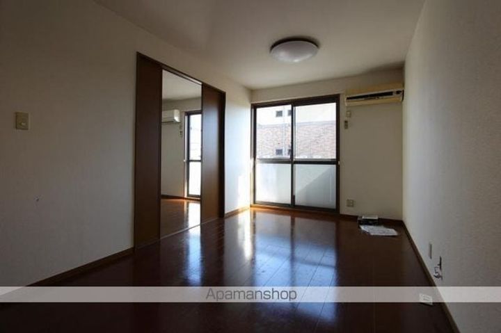 香川県高松市東山崎町の賃貸アパートの居間