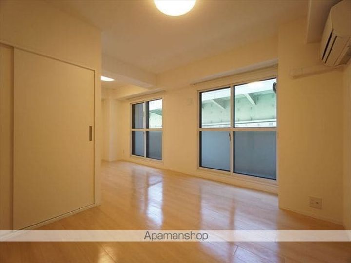 愛知県名古屋市東区泉2丁目の賃貸マンション201の居間