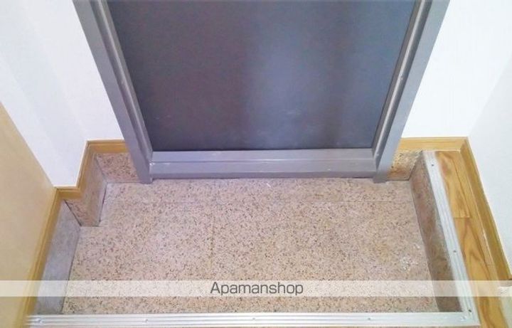 レオパレスフローラの玄関