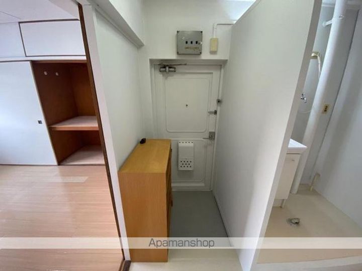 ヴィラナリー志度 Ⅰ棟401の玄関