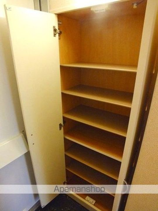 レオパレスIBISの玄関