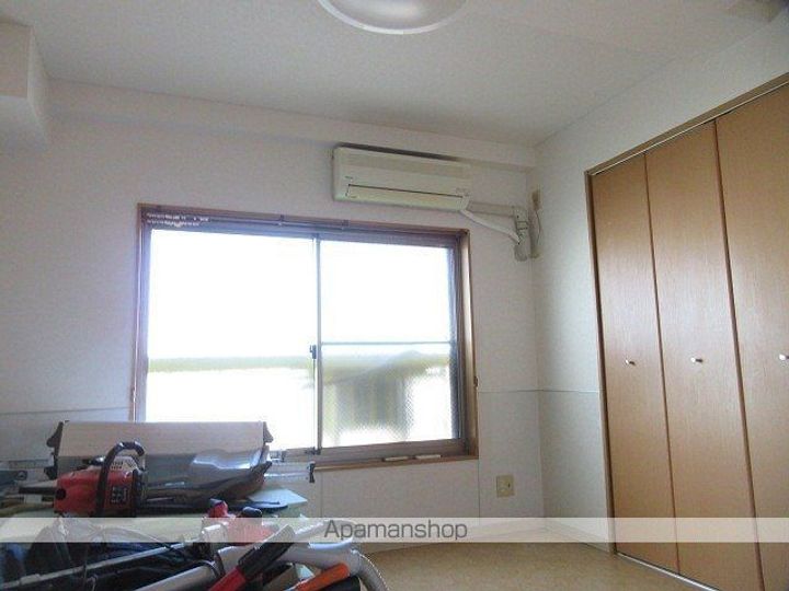 春日ビルの居間