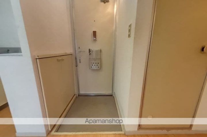 ハイツ欅の玄関