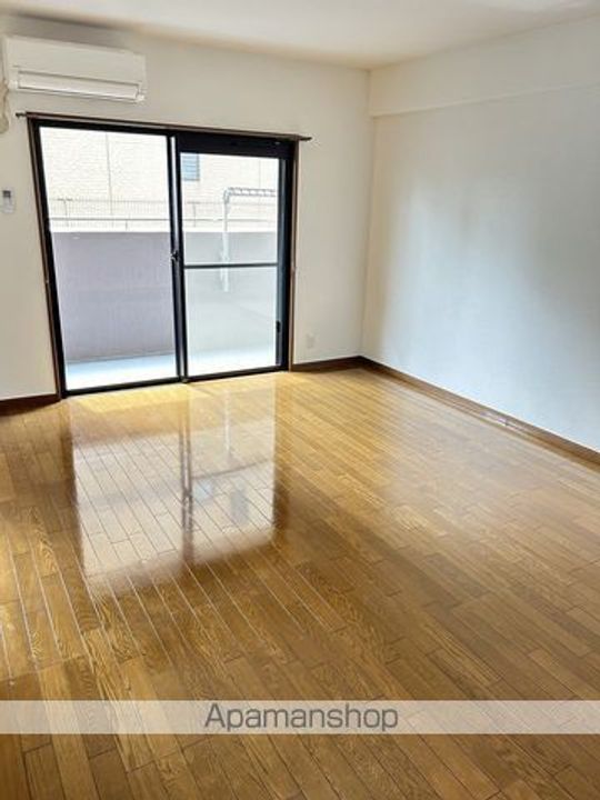 プレジール前川102の居間