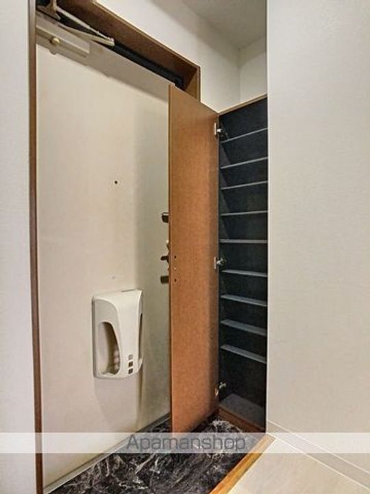 岡山県岡山市中区赤坂本町の賃貸マンションの玄関