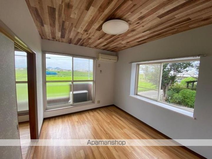 香川県高松市東山崎町の賃貸アパートの居間