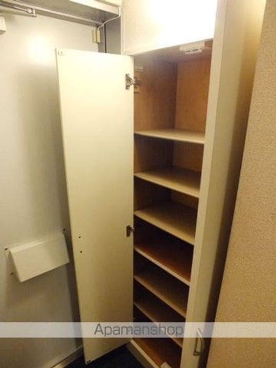 レオパレスALFACITY Hの玄関