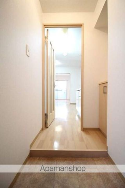 岡山県岡山市北区春日町の賃貸マンションの玄関