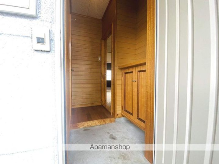 ファミール高野 1号館2F右の玄関