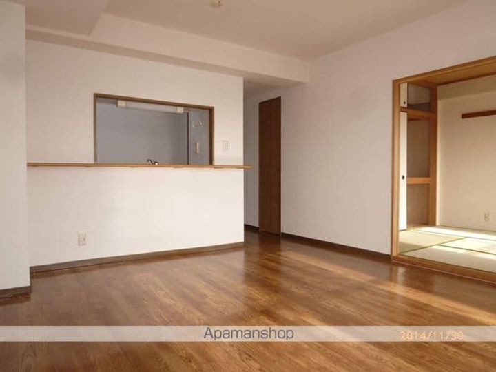 コスミックルーム21の居間