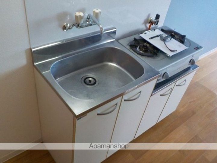 東京都日野市百草の賃貸アパートのキッチン