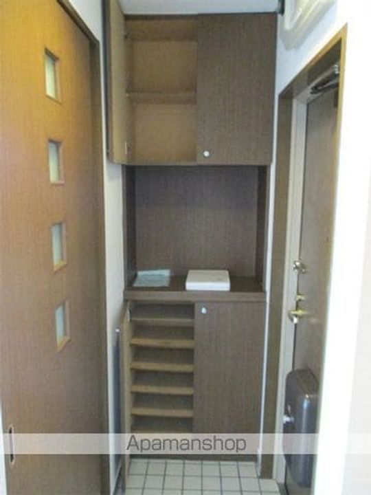 ステータスヒル甲府七番館401号室の玄関