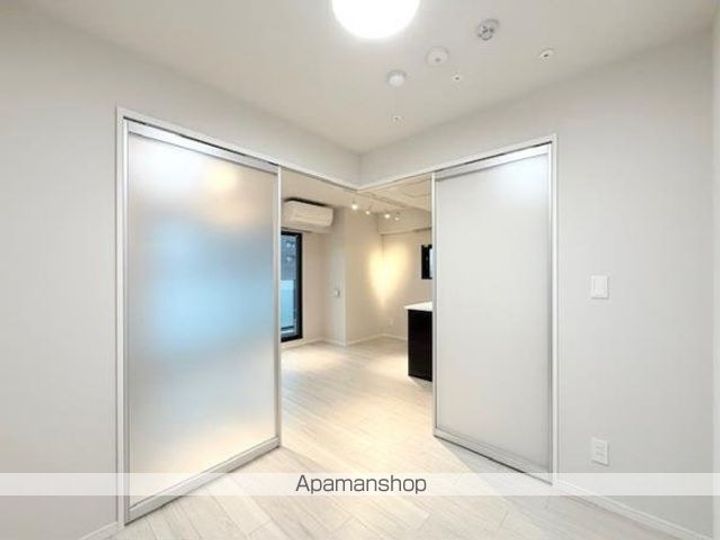 東京都新宿区四谷三栄町の賃貸マンションの居間
