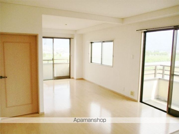 ステータスヒル甲府七番館401号室の居間