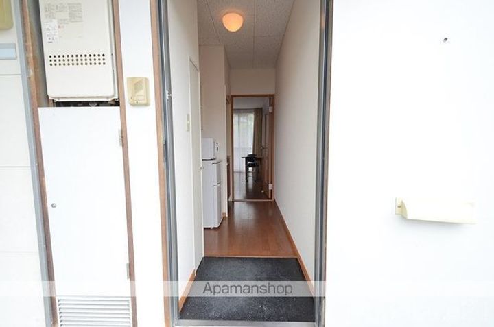 レオパレスフェアリー102の玄関