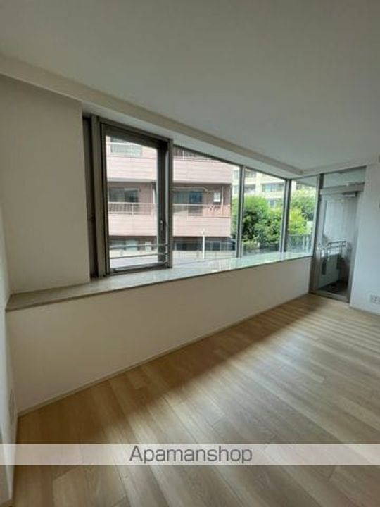 東京都中野区東中野5丁目の賃貸マンションの居間