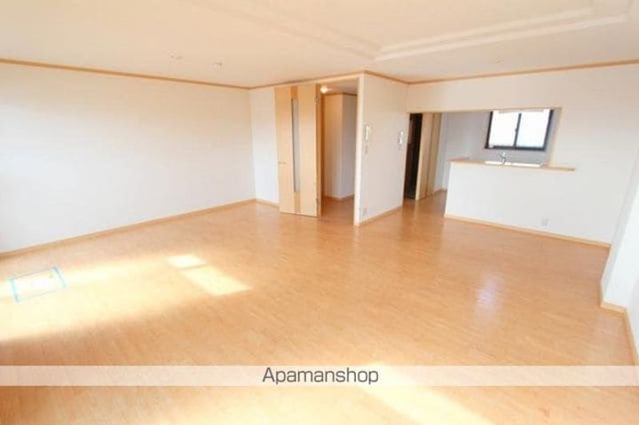 香川県高松市三条町の賃貸マンションの居間