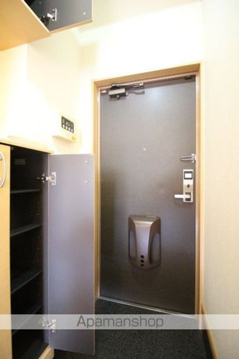 岡山県岡山市中区福泊の賃貸アパートの玄関