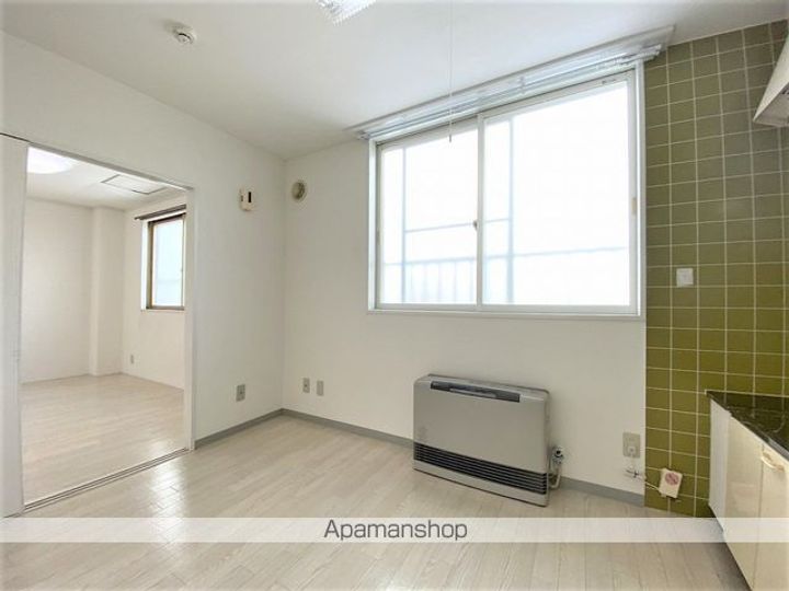 レジデンス本通301の居間