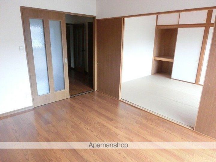 岩手県滝沢市室小路の賃貸マンションの居間