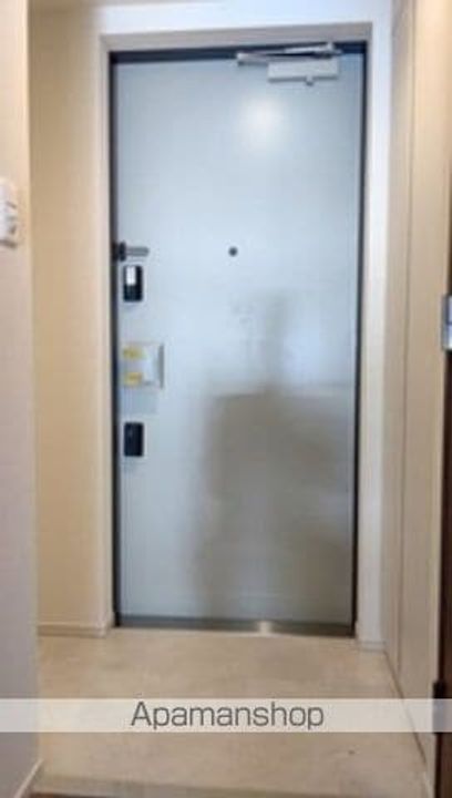 ハビテ外苑503の玄関