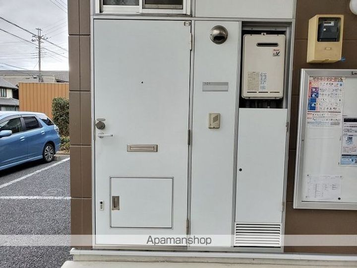レオパレスエスト プロスペールの玄関
