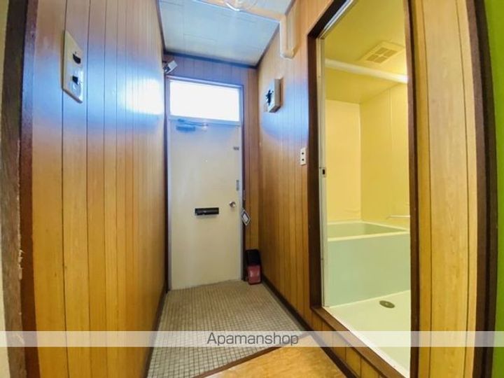 本通1丁目アパート(ホンドオリイッチョウメアパート)2階右の玄関