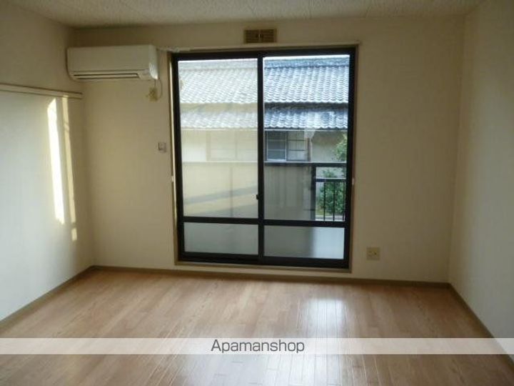 サンロイヤル加茂103号室の居間