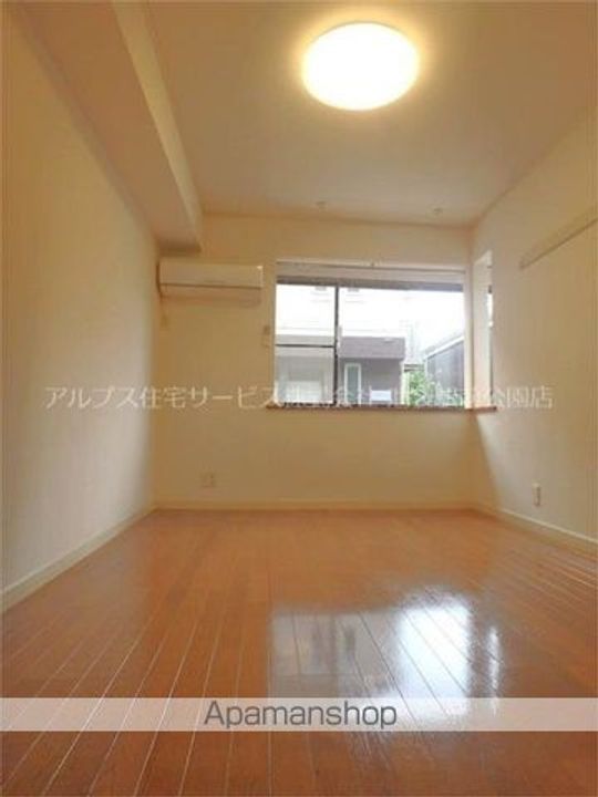 メゾン・ベルボア102の居間