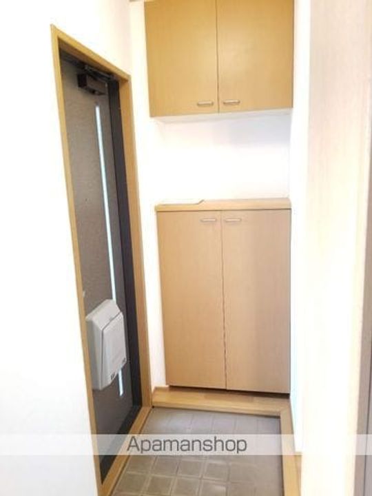 レトアタウン六番館202の玄関