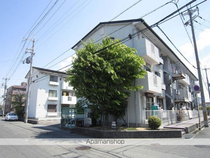 ロイヤルウイングB棟107の外観