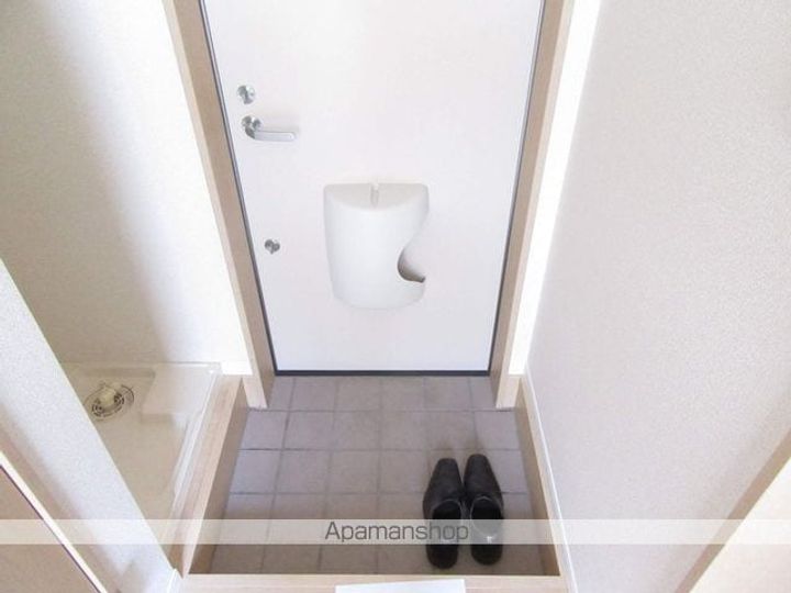 東京都立川市曙町1丁目の賃貸アパートの玄関