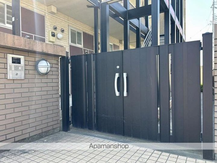 レオパレスロイヤルリーフの居間