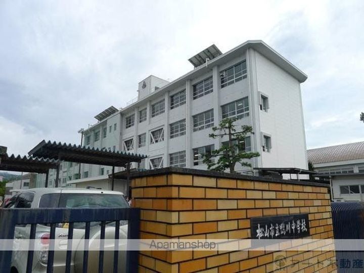 愛媛県松山市山越1丁目の賃貸アパートの周辺