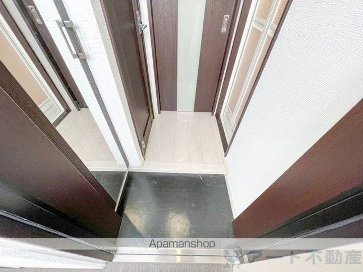 アルト萱町 西棟W406の玄関