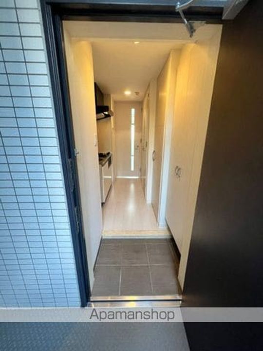 東京都中野区松が丘2丁目の賃貸マンションの玄関
