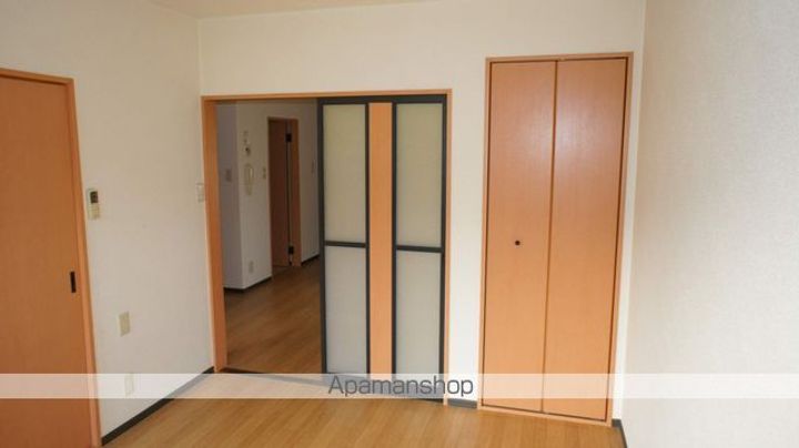 パークハウス壱番館202の居間