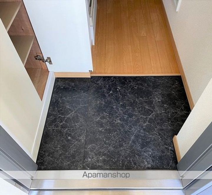 レオパレス三郷中央 清の玄関