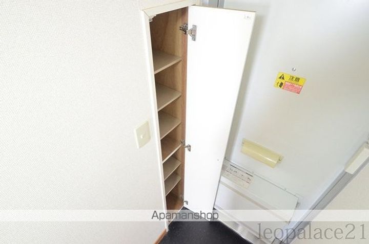 レオパレスラポールの玄関