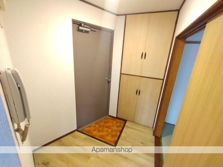 子鹿ビル202の玄関