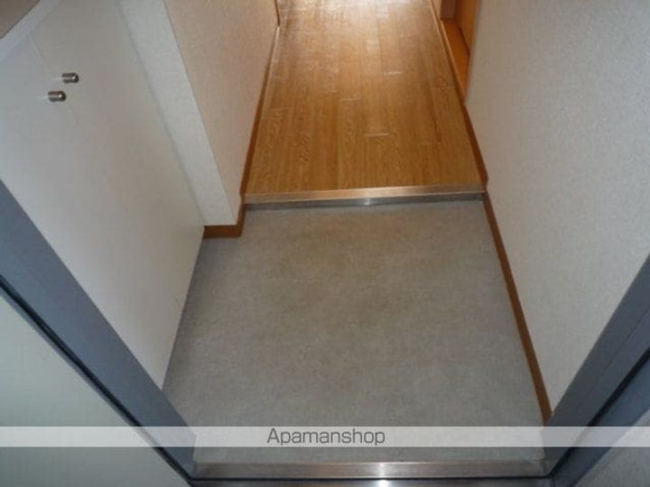 滋賀県蒲生郡日野町中道1丁目の賃貸マンションの玄関